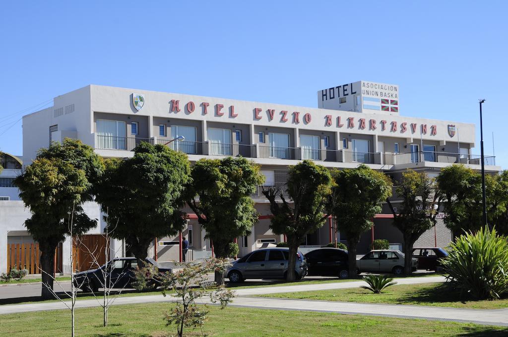 Hotel Euzko Alkartasuna Macachín Dış mekan fotoğraf